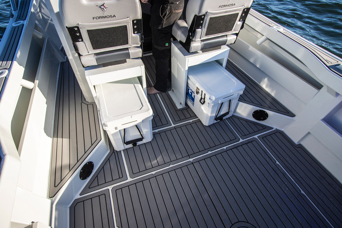 Formosa SRT 675 Enclosed Centre Cabin