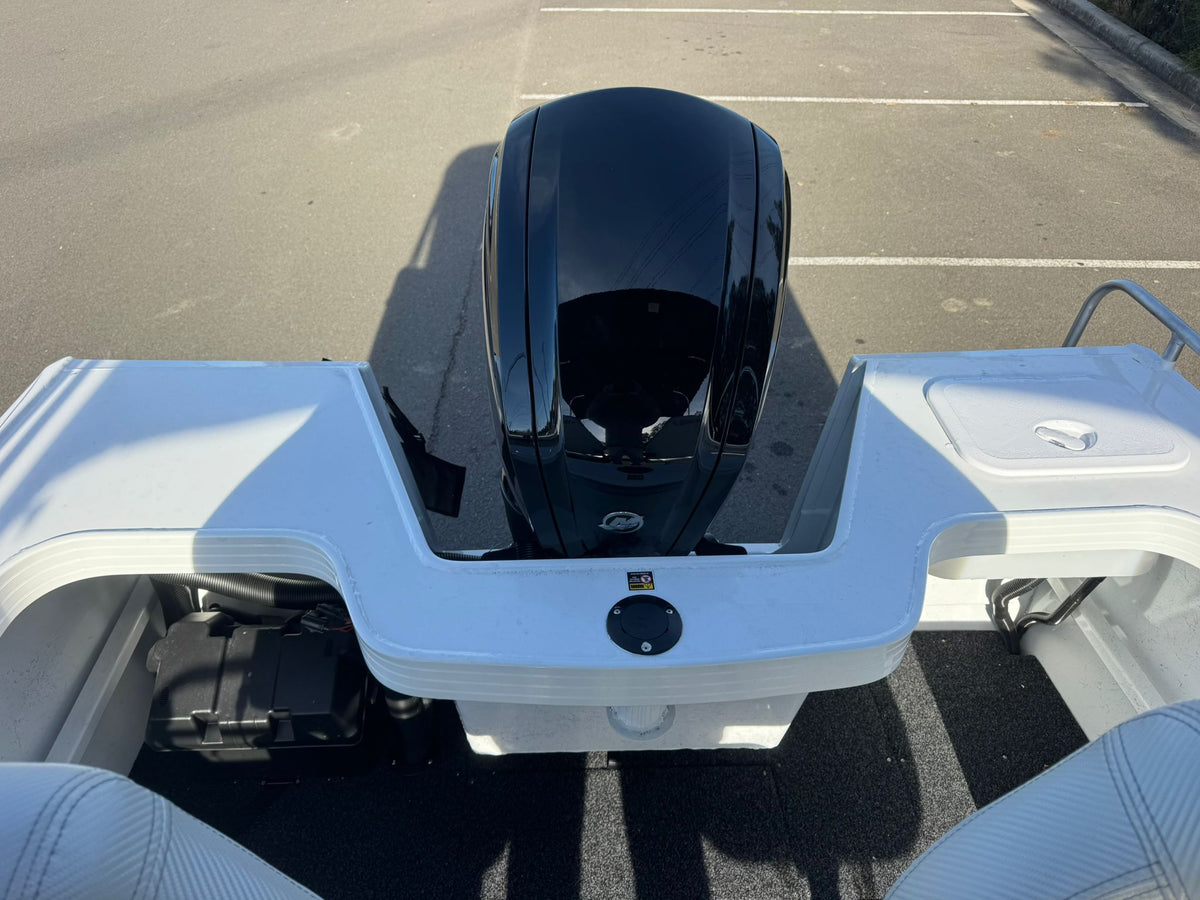 Stacer 489 Outlaw Side console