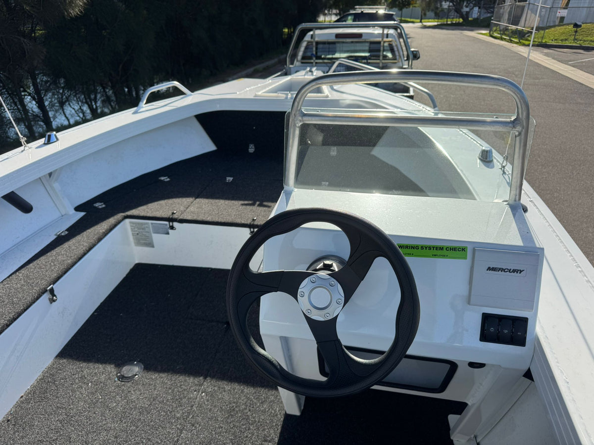 Stacer 489 Outlaw Side console