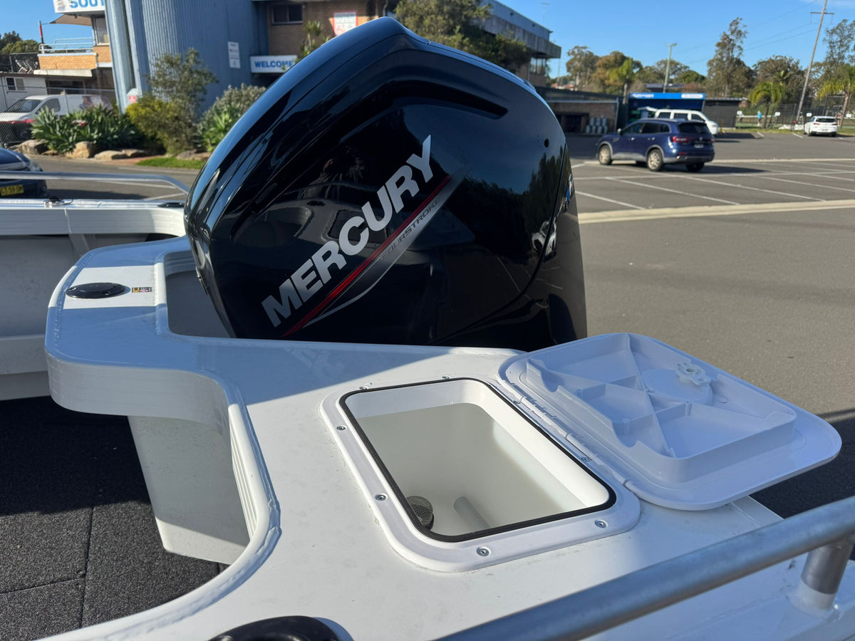Stacer 489 Outlaw Side console