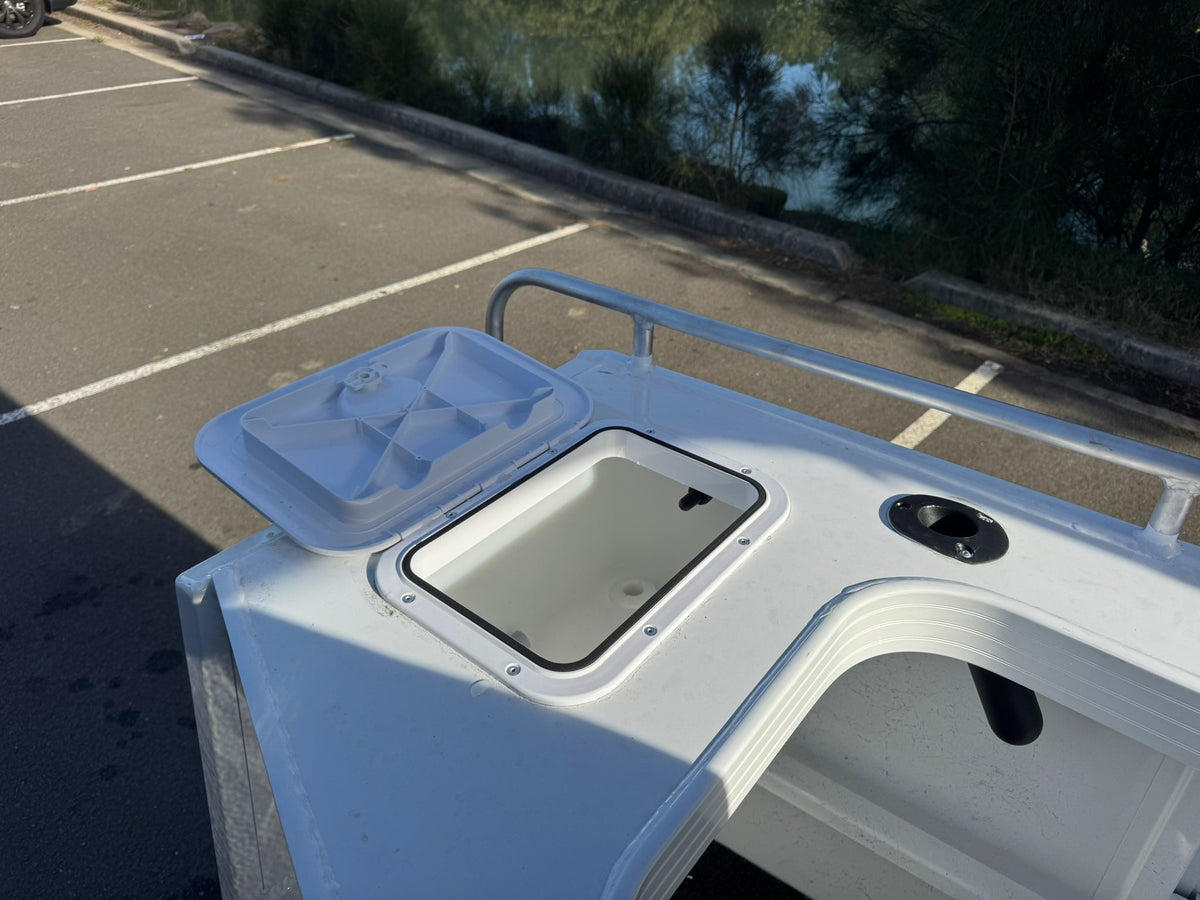 Stacer 489 Outlaw Side console