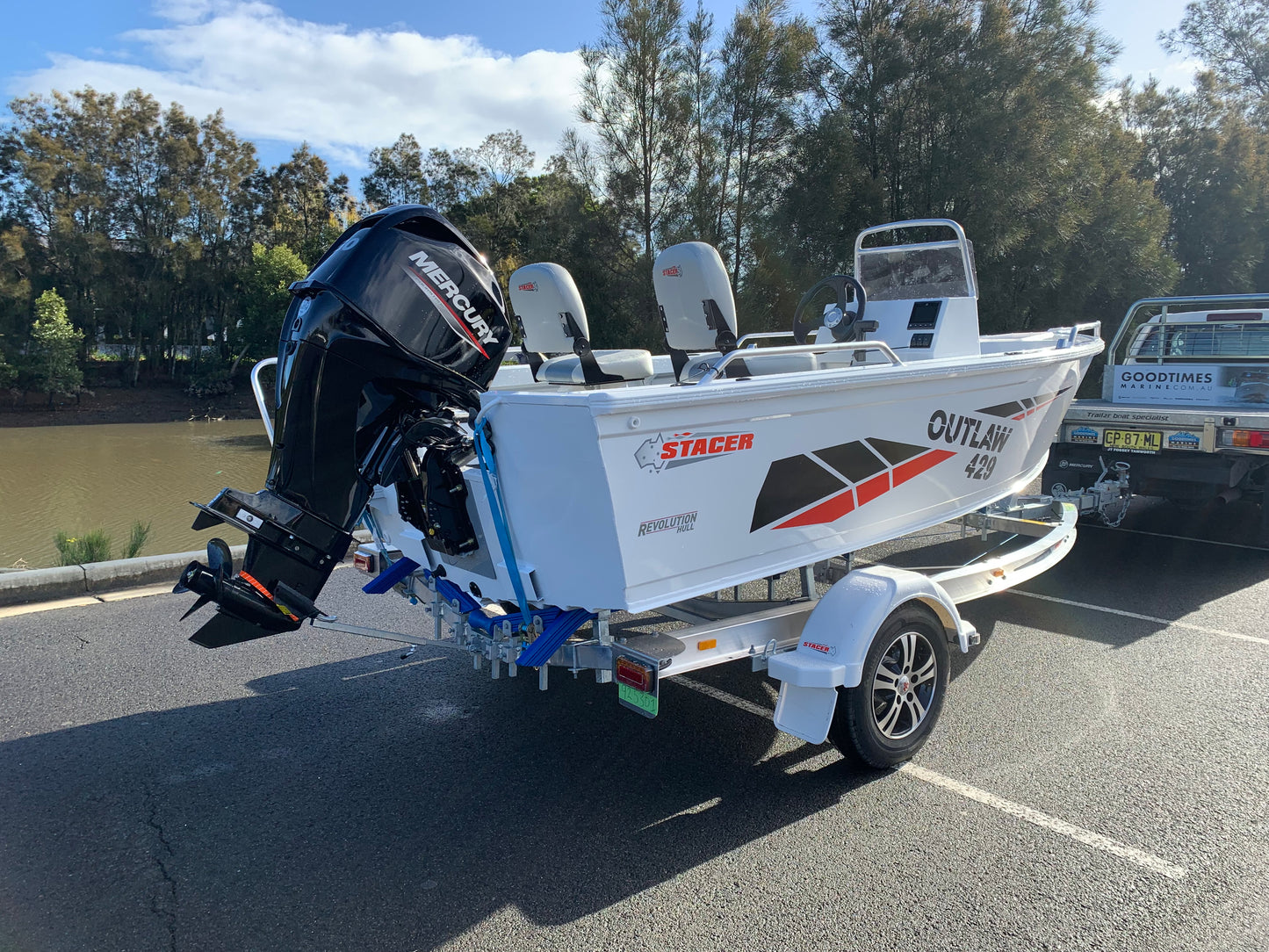 Stacer 429 Outlaw Side console