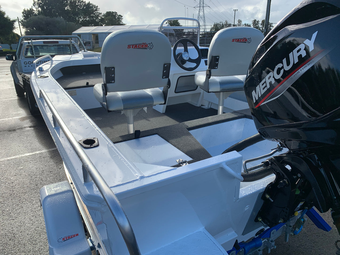 Stacer 429 Outlaw Side console