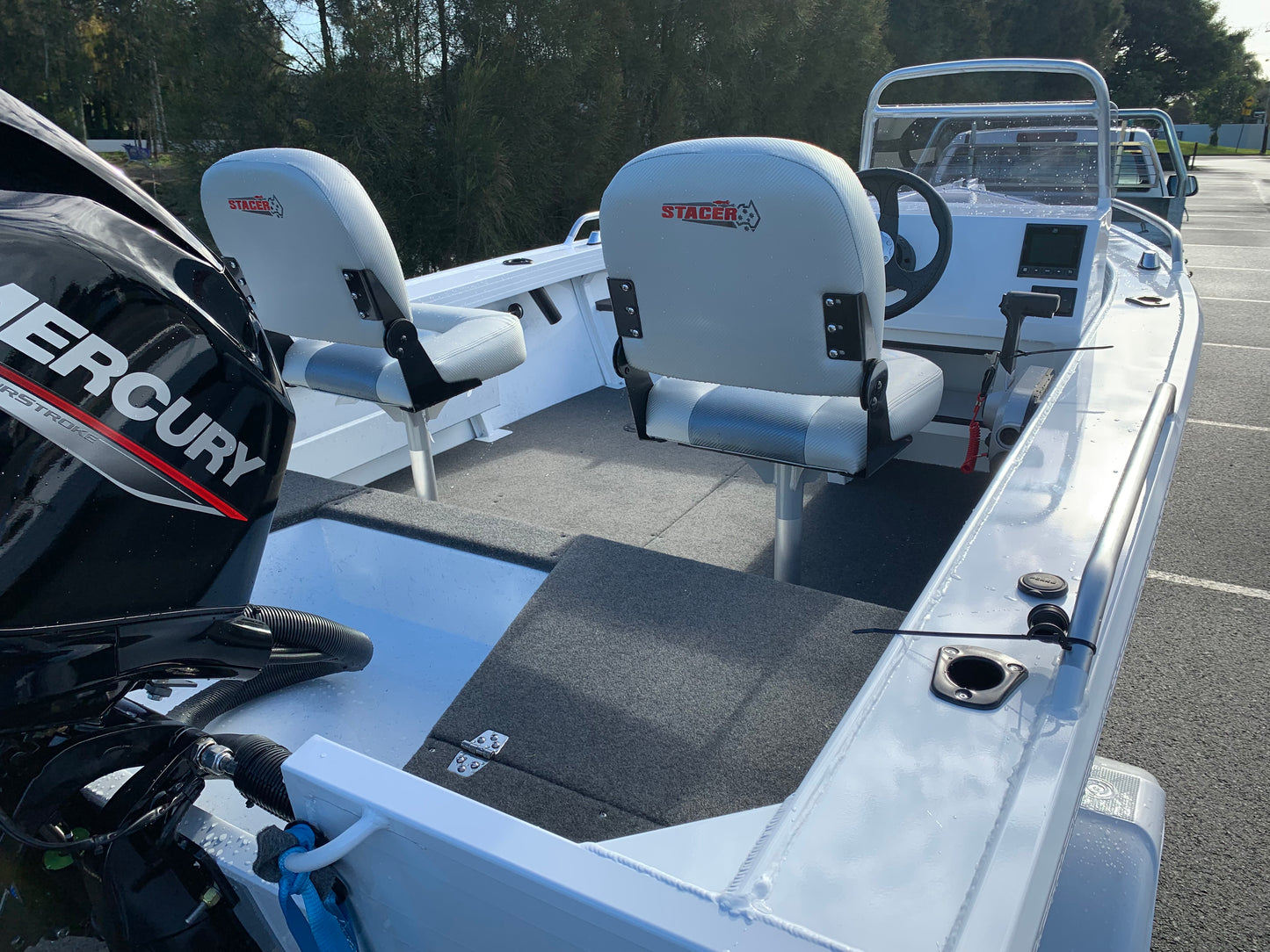 Stacer 429 Outlaw Side console