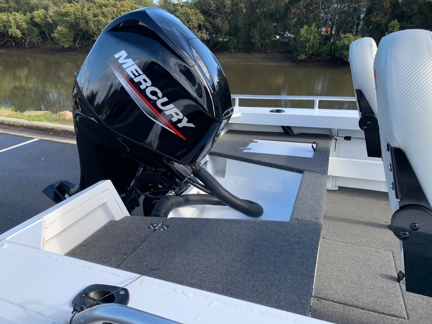 Stacer 429 Outlaw Side console