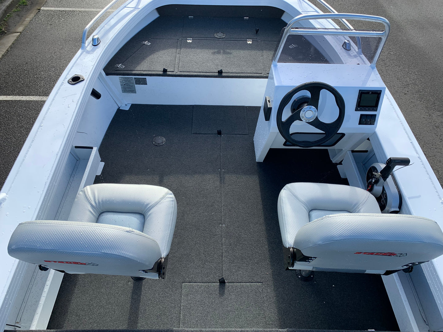 Stacer 429 Outlaw Side console
