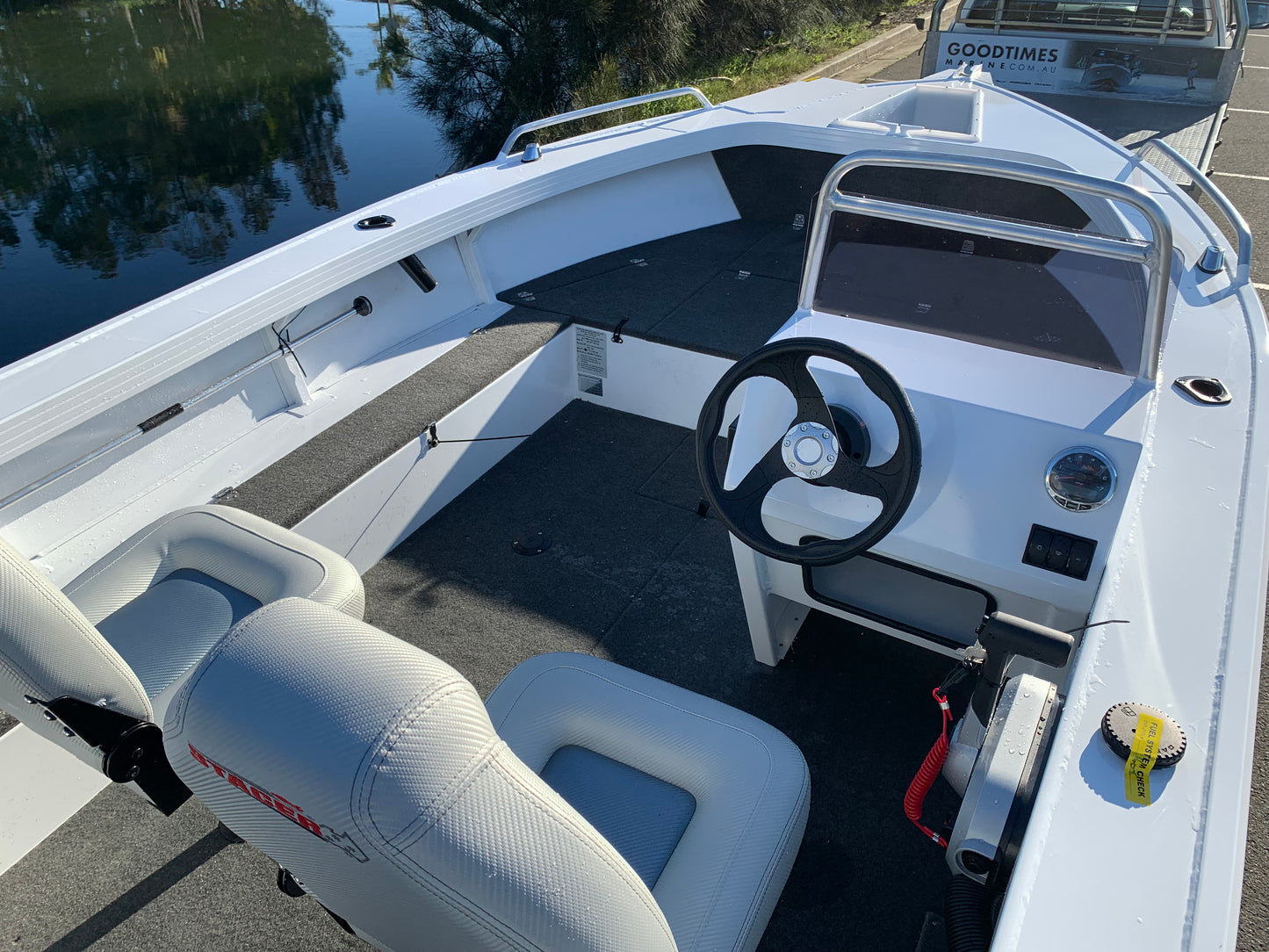 Stacer 489 Outlaw Side console