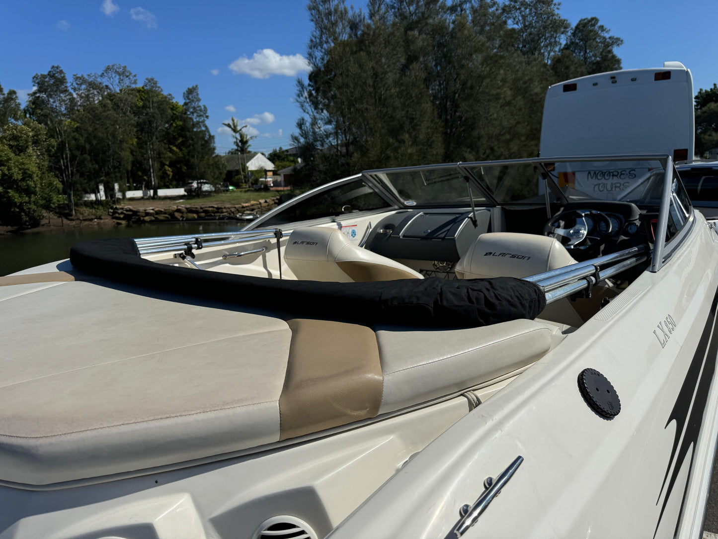 2012 Larson LX 850