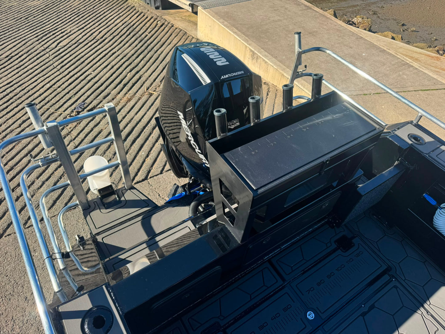 Formosa SRT 635 Enclosed Centre cabin Hard top
