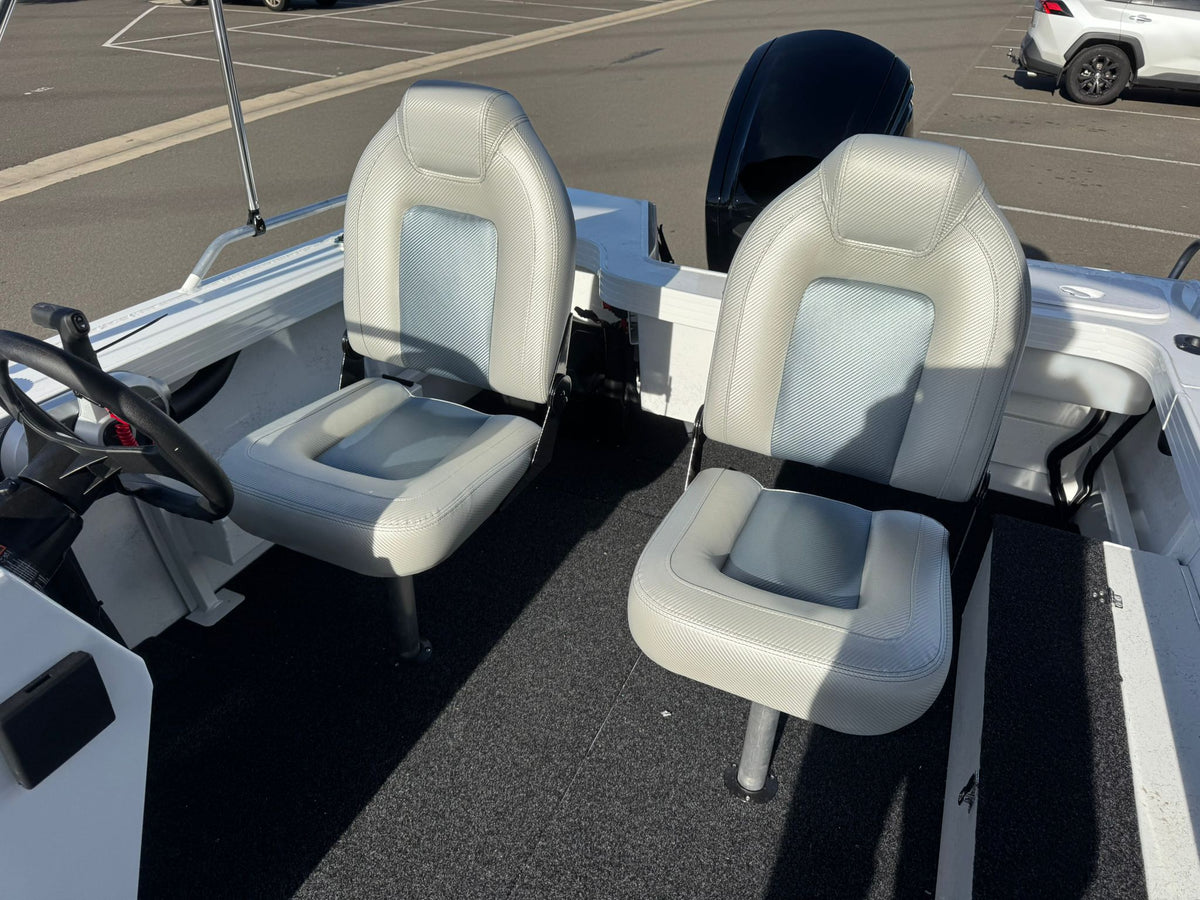 Stacer 489 Outlaw Side console