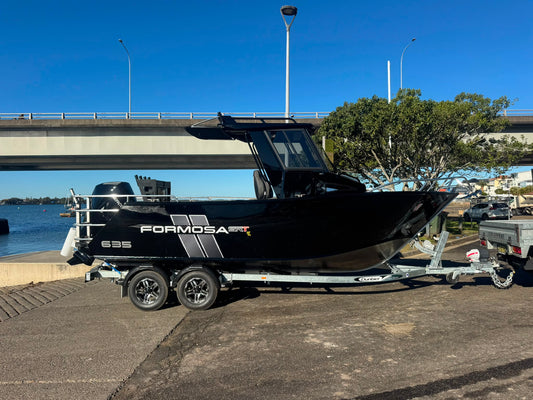 Formosa SRT 635 Enclosed Centre cabin Hard top