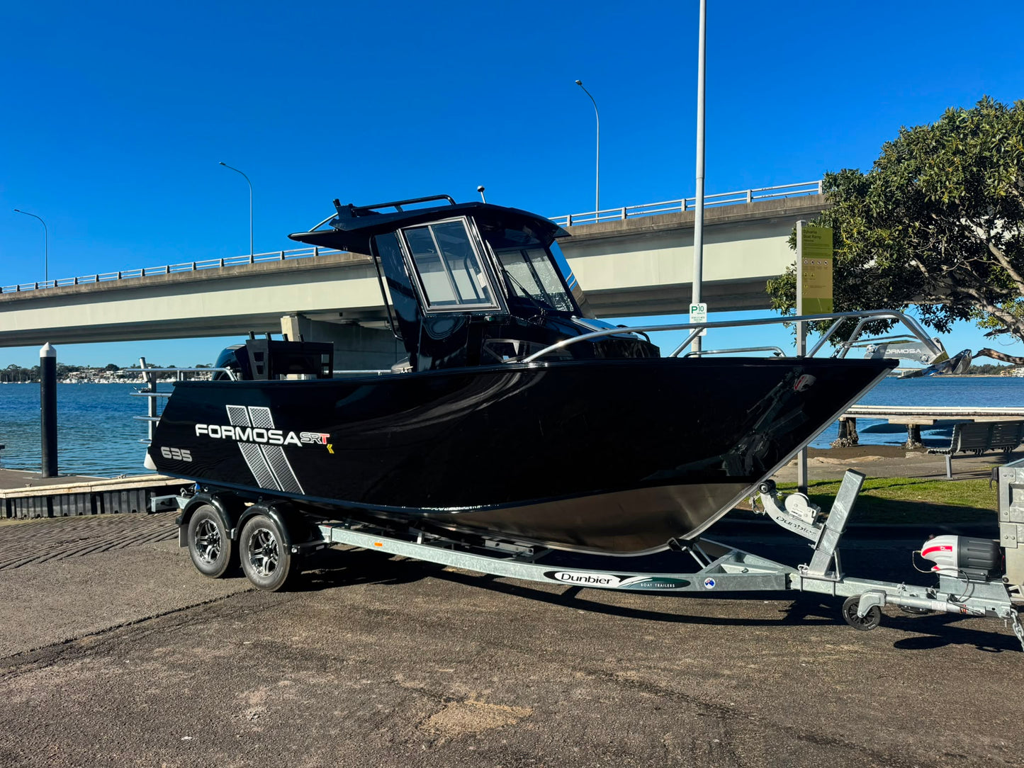 Formosa SRT 635 Enclosed Centre cabin Hard top