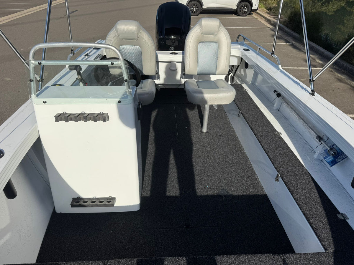 Stacer 489 Outlaw Side console