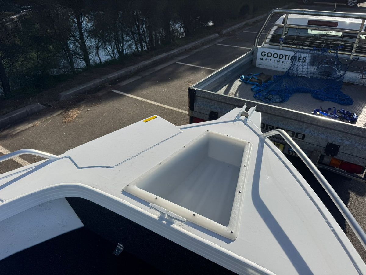 Stacer 489 Outlaw Side console