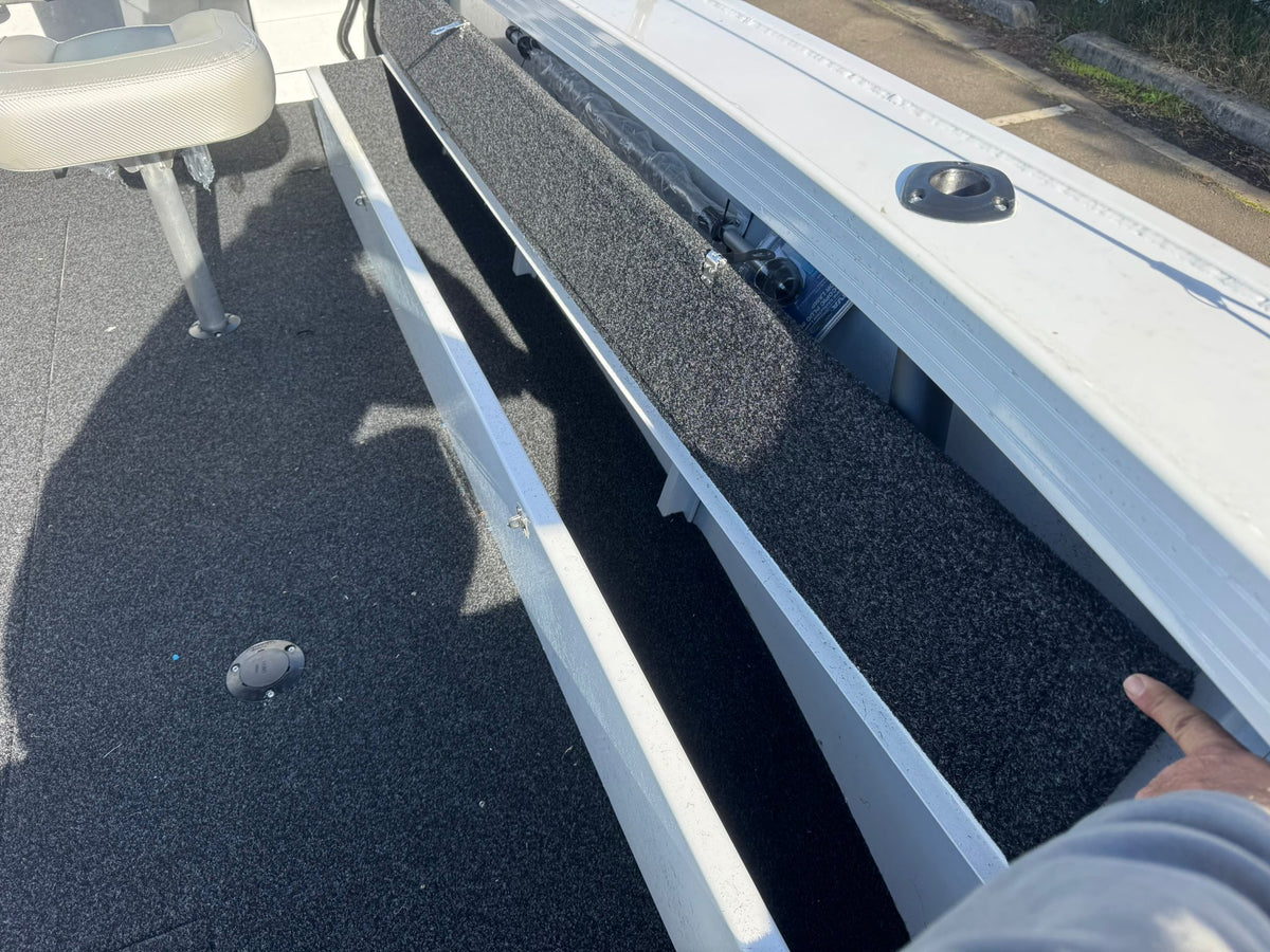 Stacer 489 Outlaw Side console