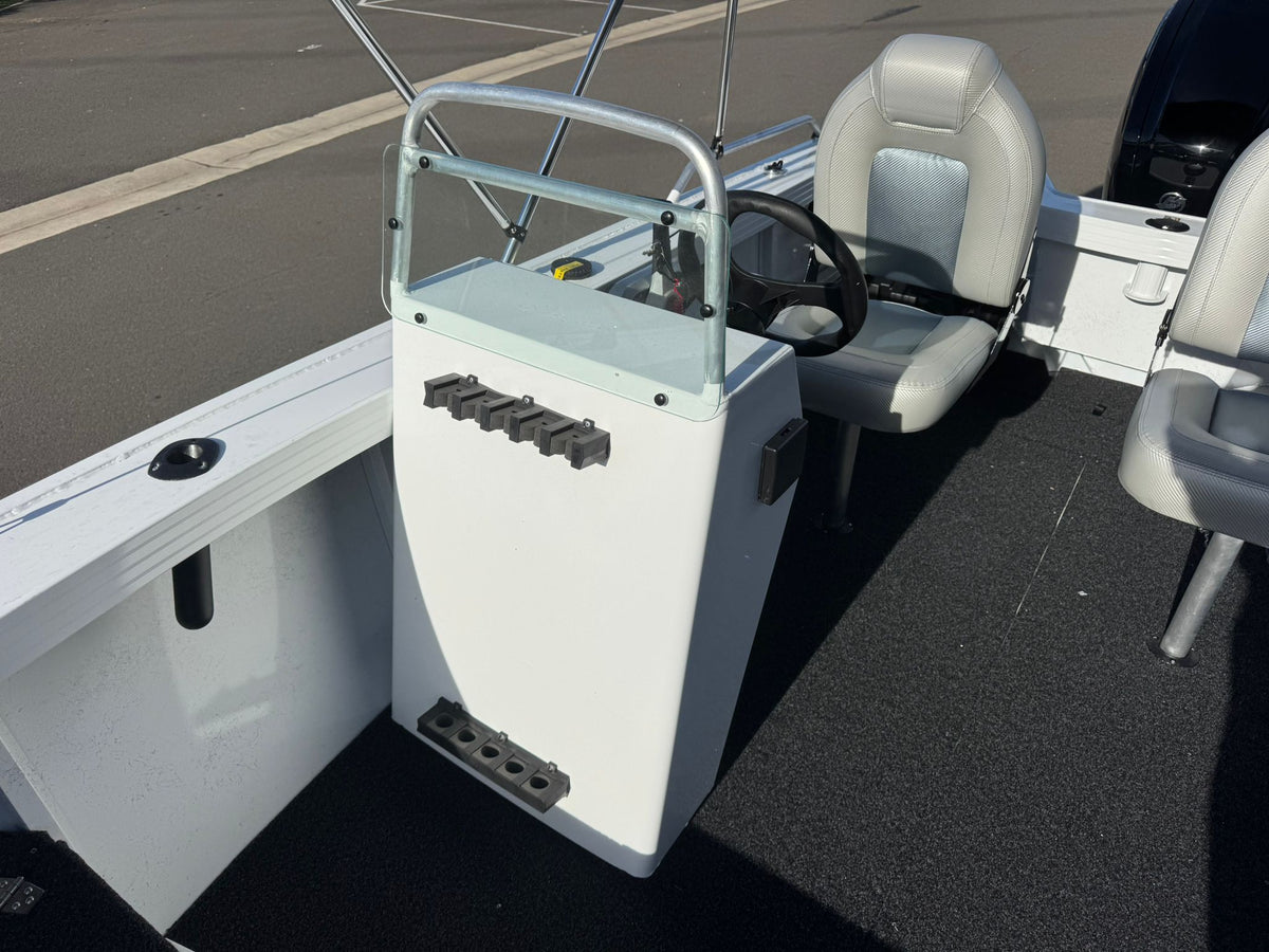 Stacer 489 Outlaw Side console